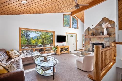Evergreen House | Nestled Inn Vacation Home Rental Evergreen - Trails, Views, Hot Tub, Skiing!