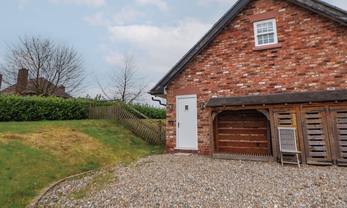 Cheshire West and Chester Cottage | NETTLEFORD INHALE, pet friendly, with a garden in Kelsall