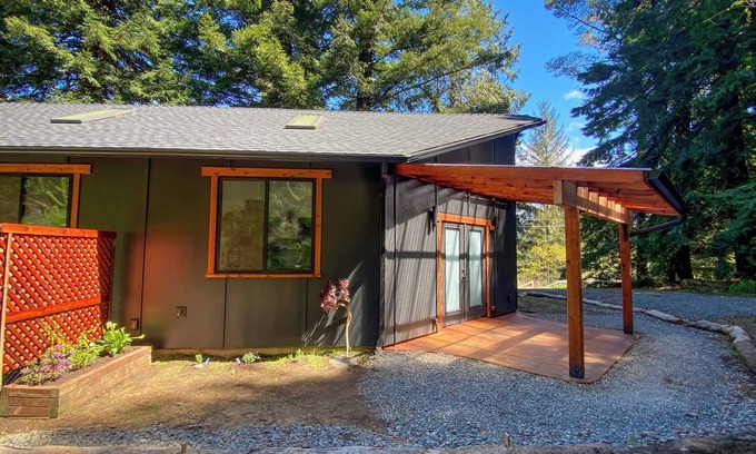Pacific House | New 1 bedroom house. Country setting yet close to town!