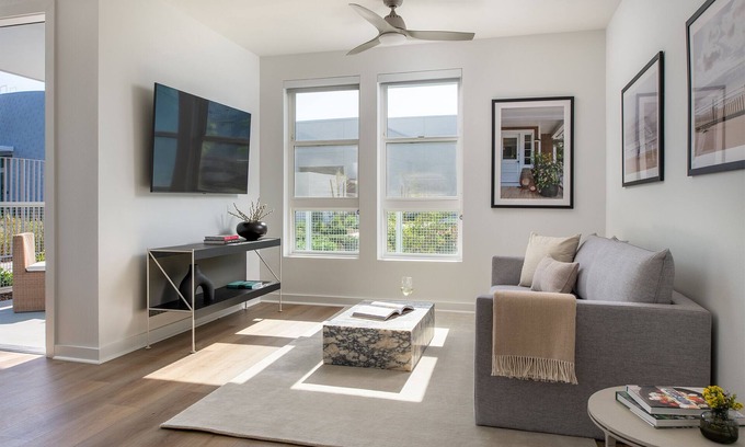 Enterprise Apartment | New 1 Bedroom Modern Serviced Apt Near Strip - Perfect for Business Travelers