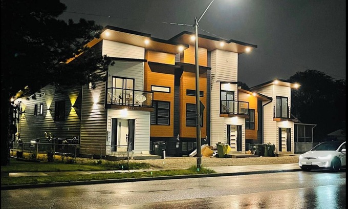 Bridgeview House | New 10-18ft Ceilings Townhome-3 bed with 3 Ensuite Baths