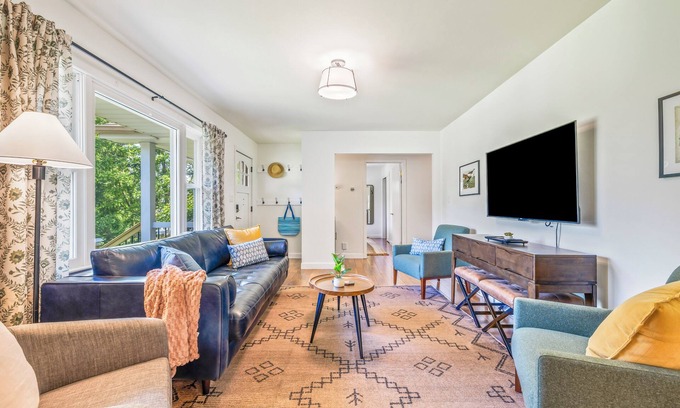 Lake Geneva House | NEW! 15 minute Walk to Downtown! Games, 3 King Rooms