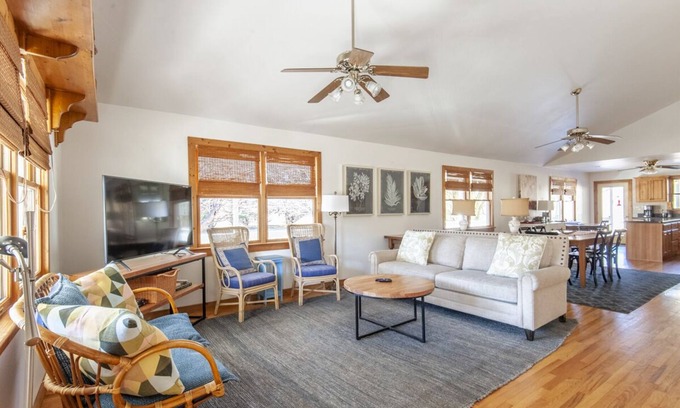 Nellysford House | New! 15 minutes to Wintergreen! - Rockfish Valley Cottage