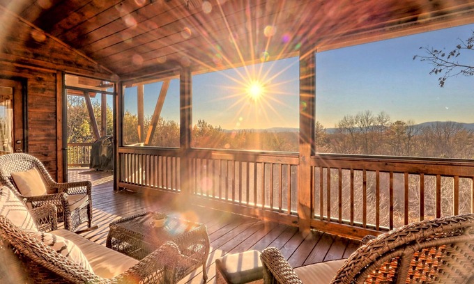 Mineral Bluff Cabin | NEW! 150° Mtn Views! Fast Wifi, Hot Tub, Firepit!