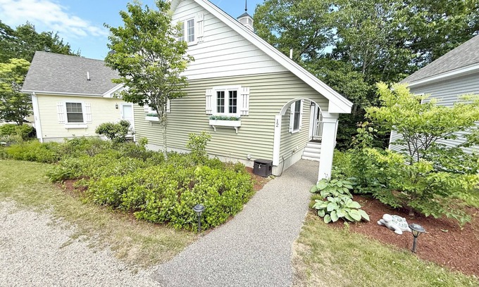 Kennebunkport Cottage | New 2-bed Cottage at Goose Rocks Resort with Pools and AC Only 1-Mile to Beach