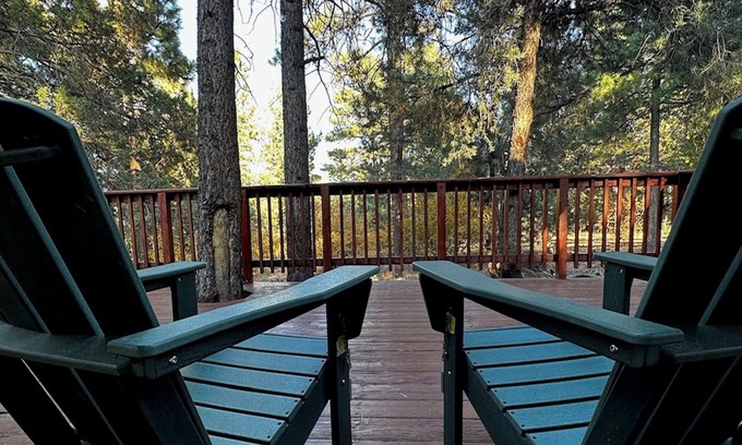 Sugarloaf House | New 2 Bedroom Cozy Cabin adjacent to National Forest Private Deck Fireplace BBQ
