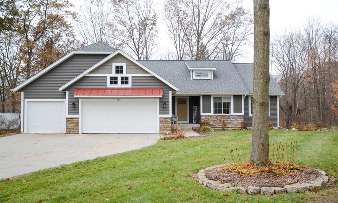 Saugatuck House | New 2019, Grill, Hot Tub, firepit, Trails, 3.3 Acres - Just 4 Mi From Saugatuck!