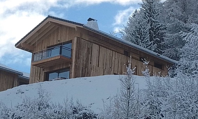 Montalbert Ski Chalet | New 2024 chalet for 12 with jacuzzi, ski-room and parking in La Plagne