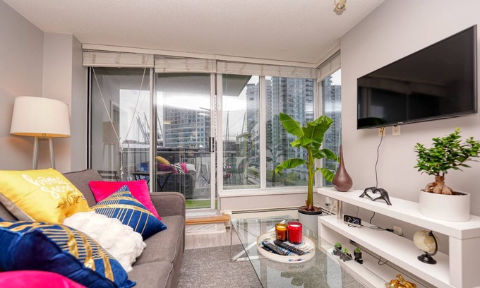 Crosstown Condo | New 2025 Luxury Stadium views/Downtown Core