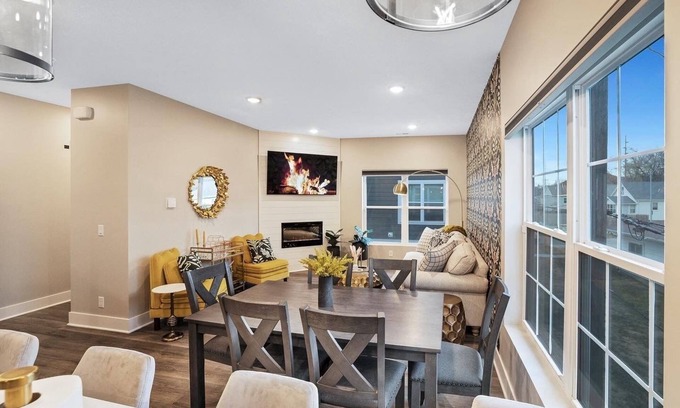 Dahlman House | New 3 bed 4 bath Townhouse w porch& rooftop deck- 5 min to Downtown!