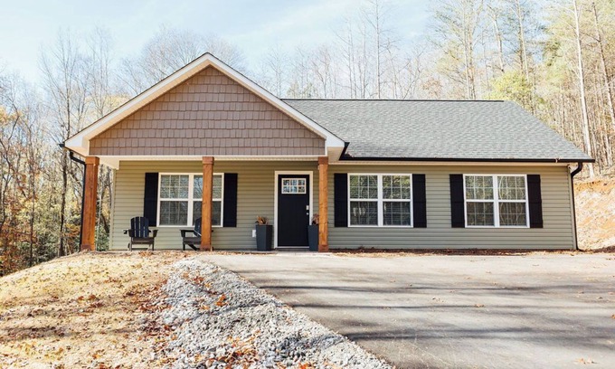 Dahlonega House | New 3-bedroom/2 bathroom house perfect for weddings, wine, and the outdoor