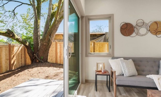 Victory Heights House | New 3-bedroom barrier-free modern detached house