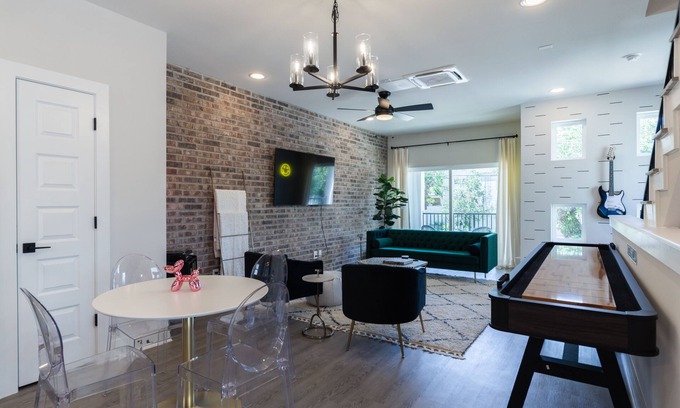 Mahncke Park Condo | NEW 3BR/3.5 ensuite baths min away from Riverwalk, the Pearl, Downtown & Fiesta