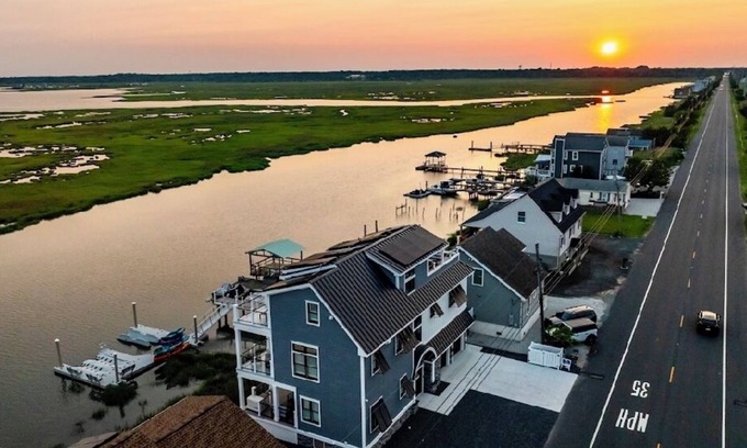Cape May Court House House | New 4,500 Sq.ft. 14 Guests, 5 Bed, 5 Bath, SkyDeck, Spa, Elevator, Docks, WiFi.
