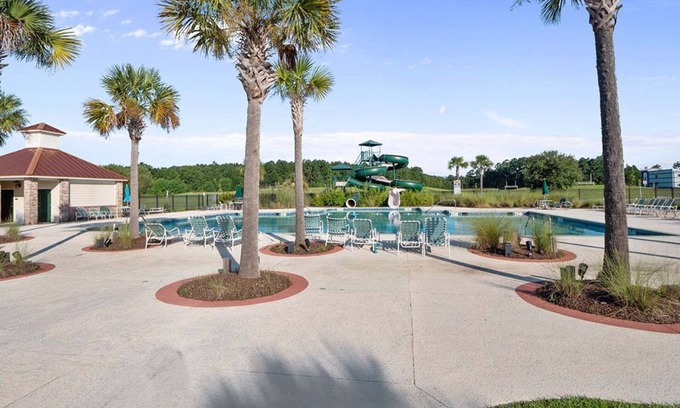 Port Wentworth House | NEW 4 BDR: Seasonal Water Park, Lazy River, Fishing, Gym, Mins to Savannah