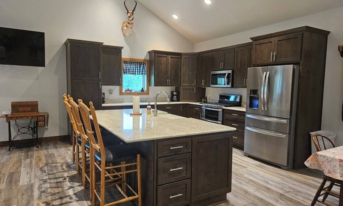 Wautoma House | New 4-bedroom for rent during EAA! Sleeps 17, large loft and three bedrooms!