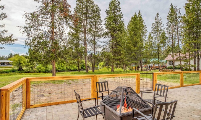 Oregon Water Wonderland House | New 4 bedroom Home Along the Canal and Close to Sunriver!