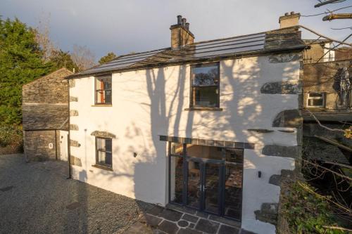 Waterhead House | New 4 Bedroom Home at Waterhead Range by LetMeStay
