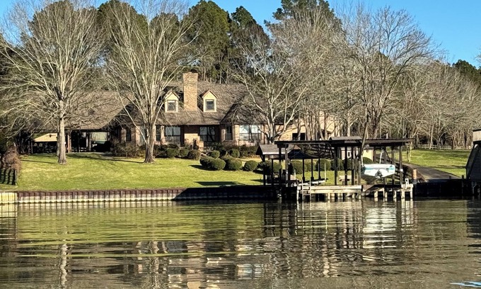 West Livingston House | New 6-Acre Lake Escape with dock