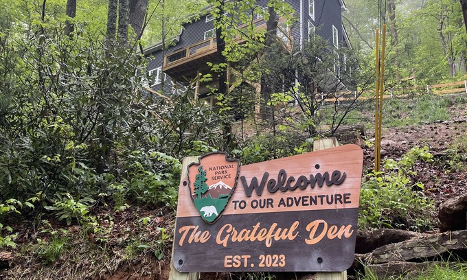 Black Mountain House | New 6-bedroom house in quiet Montreat with fitness , AC, WiFi “The Grateful Den”