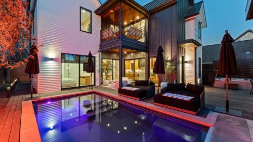Zilker House | New 6 BR, 4.5B, Pool, Hot Tub, Cold Plunges, Outdoor Sauna, Bar, 9 TVs