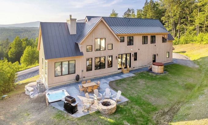 Stratton Mountain House | New 6-BR Luxury Home 6 Min from Stratton w/hot tub