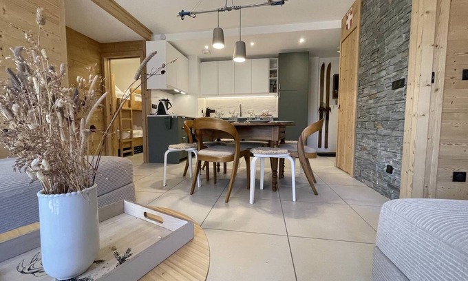 Saint-Sorlin-d'Arves Apartment | New 8-person flat in the heart of the village