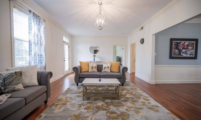 Murfreesboro Apartment | NEW! 9 min walk to the square or MTSU! On Main St!