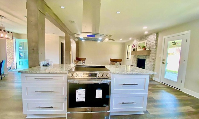 Northwest Pensacola House | New amenities,rustic charm! Convenient local, relaxing ,private, & just for you!