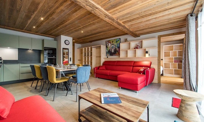 Saint-Sorlin-d'Arves Apartment | New apartment in resort center - sleeps 8/9