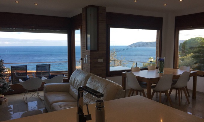 Llanca Apartment | New apartment, high standing, 180º panoramic view of the sea.