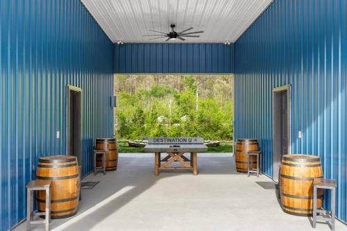 Stanton House | New Barn/King Beds/Hot Tub/Spacious Level Parking