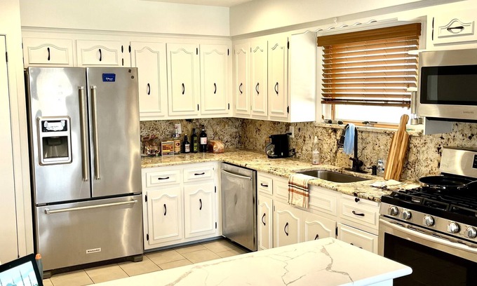Long Beach House | New Beachside Apartment - 2min walk to the Boardwalk and Surfing Beach!