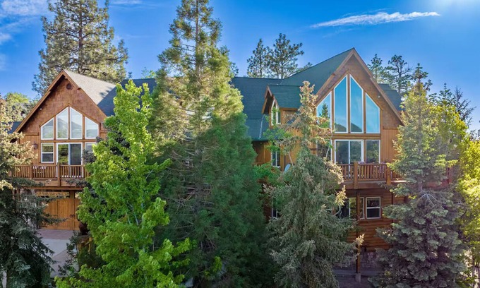 Castle Glen Estates Cabin | New! Bearadise~ Mighty Bear Manor