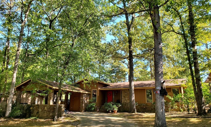 Hot Springs Village House | NEW! Beautiful 10-Guest Golf Retreat on the 16th hole of the Desoto Golf Course