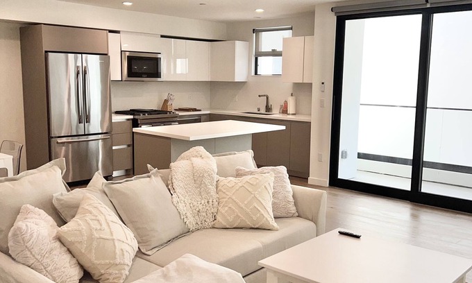 Beverly Hills Condo | *New* Beautiful Beverly Hills Condo w/parking