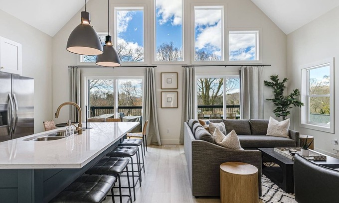 Kenilworth House | New Beautiful Home w/Mtn Views, 2 Decks & Walk to Biltmore Village!