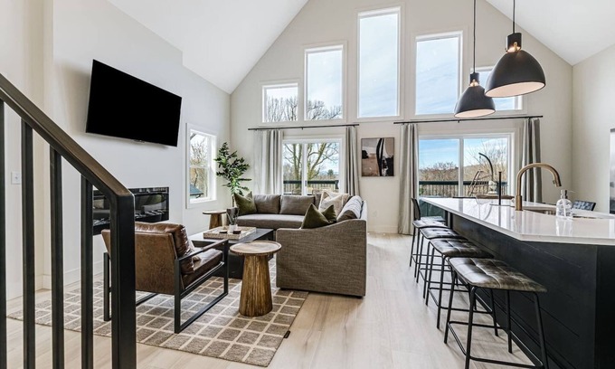 Kenilworth House | New Biltmore Village 5-bed Home | 2 Decks & Mtn Views!