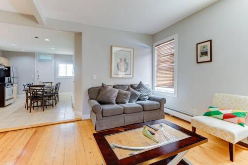 Dudley - Brunswick King Apartment | NEW! Boston Condo Near MBTA, 3Mi to Fenway ! (U3)