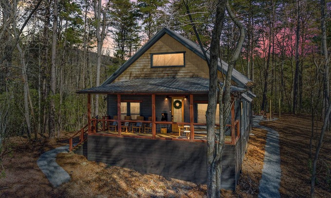 Sautee Nacoochee Cabin | NEW! Bright, Family-Friendly 4-bed cabin w/firepit, outdoor dining & games!