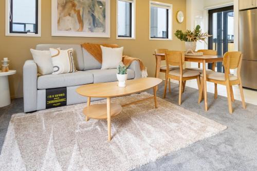 New Brighton Apartment | New Brighton Beach Explore - King Bed and sofa bed