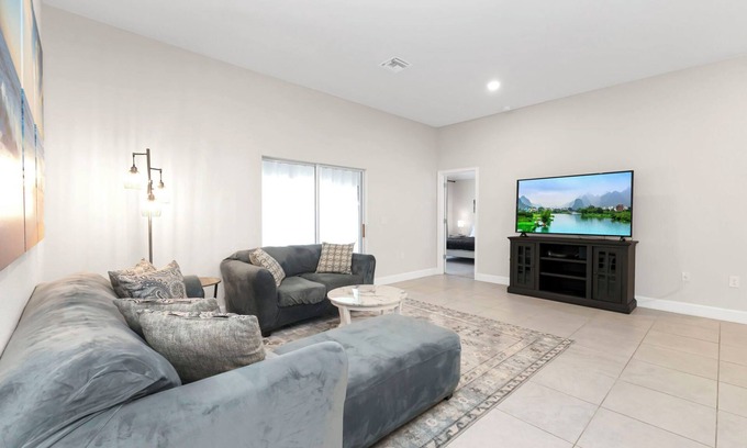 North Port House | New Build 4 BR. 2 BA. Retreat Near Warm Mineral Springs & Beaches. Family choice