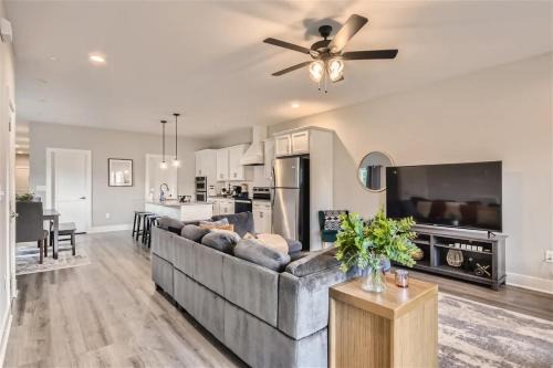 South Nashville House | New Build 5 min to Broadway Sleeps 10