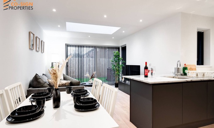 Manchester House | New Build Haven - Close to City Centre - Etihad Stadium - Private Drive Parking