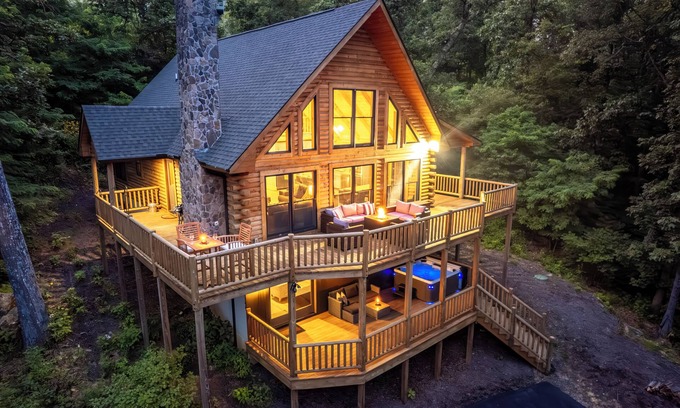 Chestnut Springs Cabin | New Build! Log Cabin with Hot Tub in Wintergreen