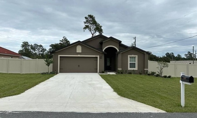 Ocala House | New Built Spacious Vacation Home with Privacy Fence & Two Entertainment Areas