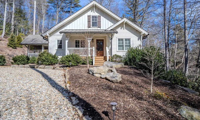 Cullowhee House | New! Bunker Hill Cottage. Close to Cashiers!