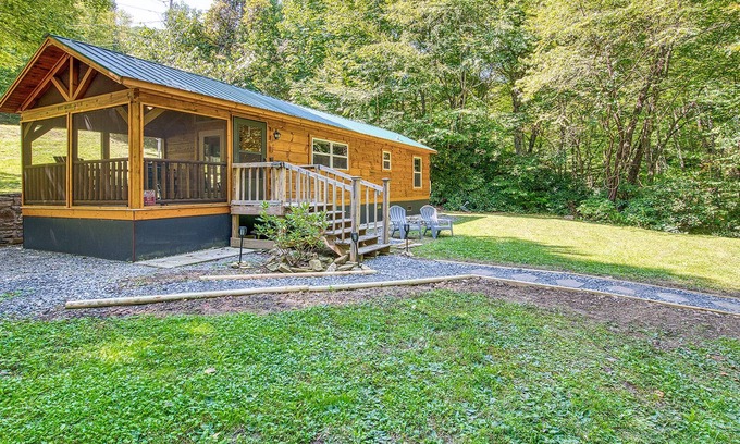 Maggie Valley Cabin | New Cabin on the creek, catch your trout, firepit, and near ski resort