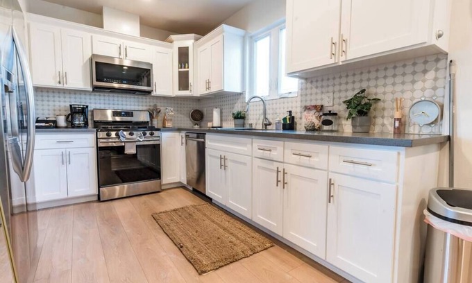 East Hollywood House | New Calm & Cozy 2bd Townhome 10 min from Universal