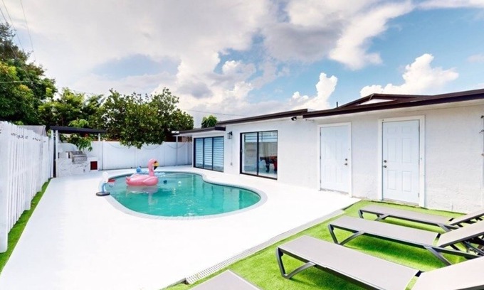 Driftwood House | NEW! Casa Lucia 5BR Home w/Pool Near Hard Rock Casino